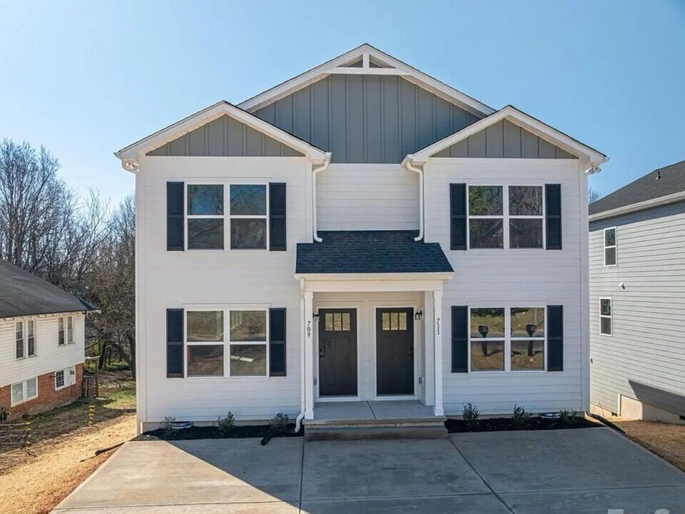 709 7th Ave SW in Hickory, NC - Building Photo