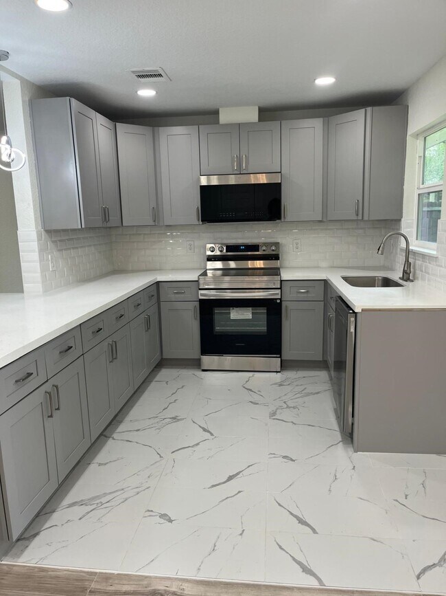 1310 Canterview Dr in Houston, TX - Building Photo - Building Photo