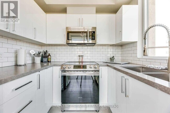 3504 Hurontario St in Mississauga, ON - Building Photo - Building Photo