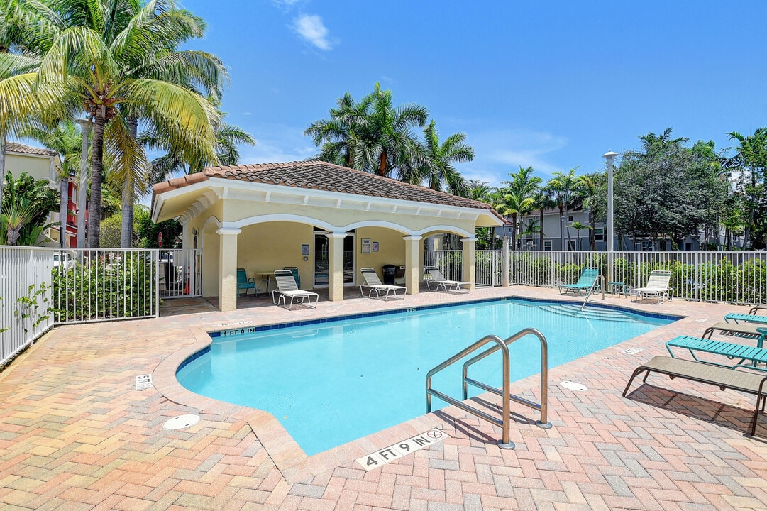 525 Bayfront Dr in Boynton Beach, FL - Building Photo