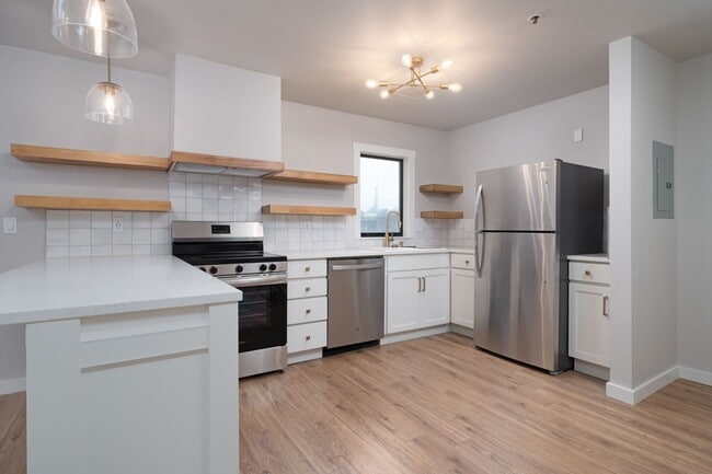 720 NW Naito Pkwy in Portland, OR - Foto de edificio - Building Photo