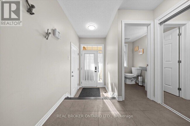 504 Broadleaf St in Ottawa, ON - Building Photo - Building Photo