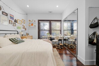 2142 Portland St in Los Angeles, CA - Foto de edificio - Building Photo