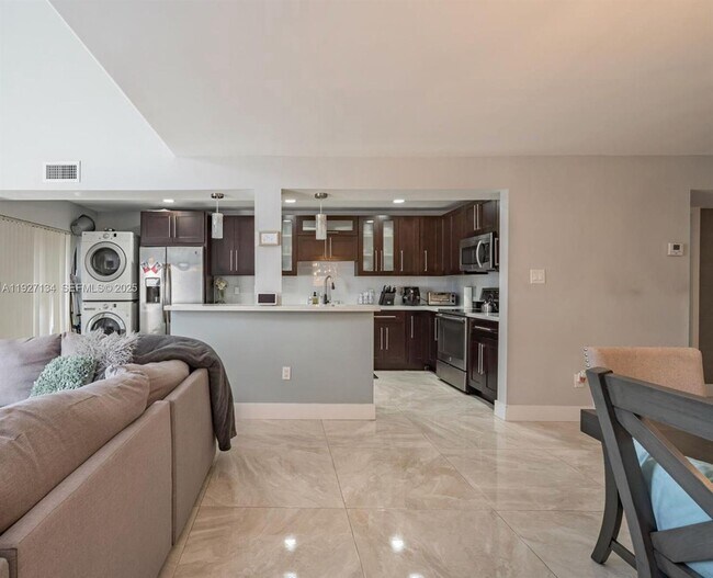 550 NW 210th St in Miami, FL - Building Photo - Building Photo