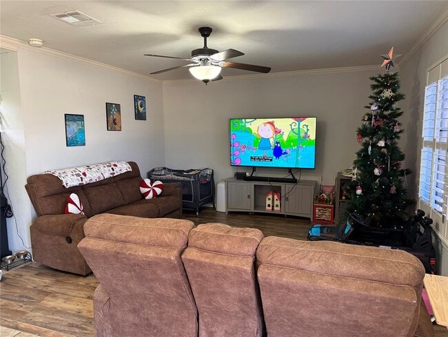 property at 1327 Canterbury Blvd