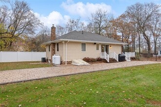 385 Wood Ln in Greenport, NY - Building Photo - Building Photo
