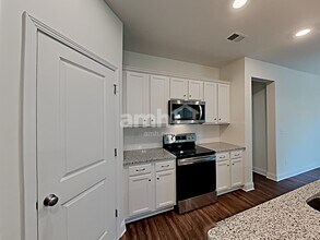 5250 Smithbriar Dr in Cumming, GA - Foto de edificio - Building Photo