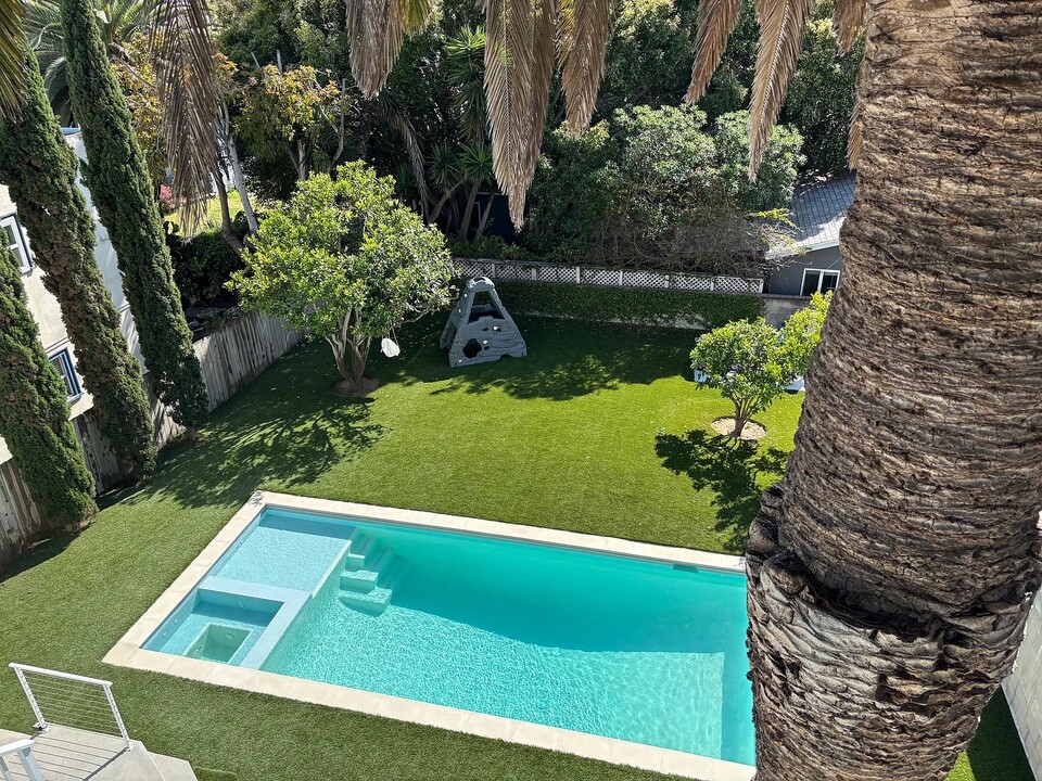 2416 3rd St in Santa Monica, CA - Foto de edificio
