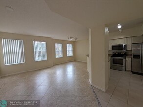6558 W Sample Rd in Coral Springs, FL - Foto de edificio - Building Photo