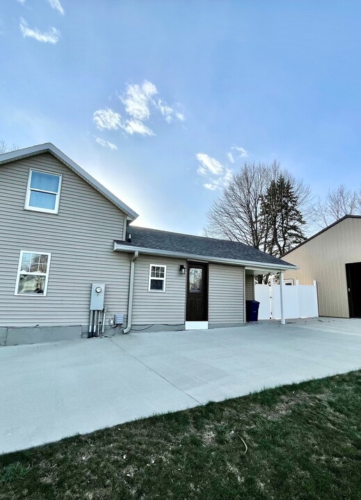 405 W Main St in Fairbank, IA - Building Photo