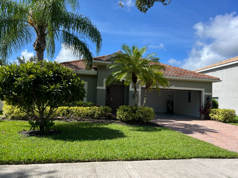 2759 Orange Grove Trail in Naples, FL - Foto de edificio