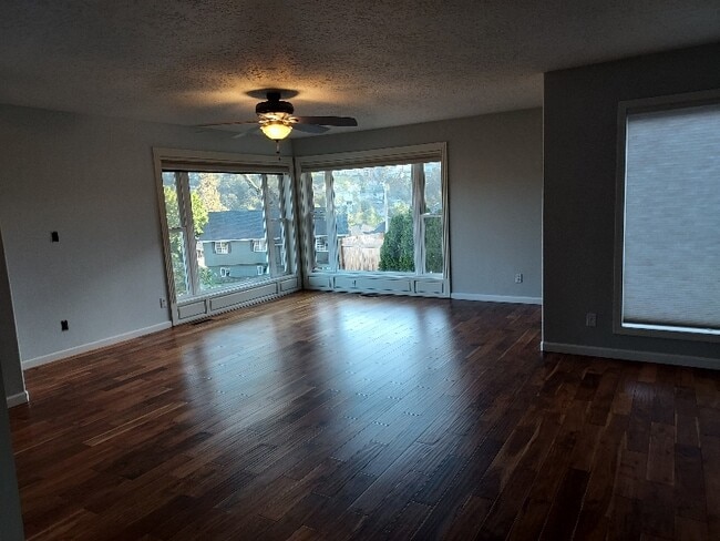 1357 Cathlamet Ct NW in Salem, OR - Foto de edificio - Building Photo