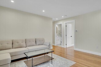 52 Holyoke St, Unit 2 in Quincy, MA - Building Photo - Building Photo