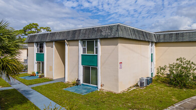 University Apartments in Orlando, FL - Foto de edificio - Building Photo