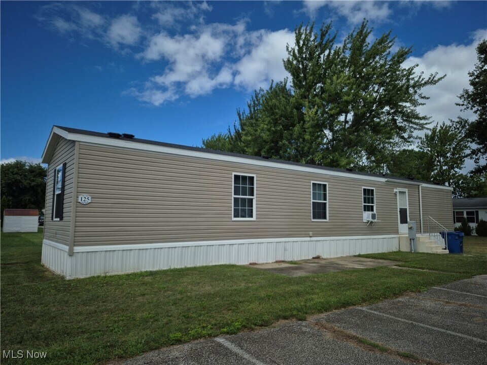 125 Cedar Brook Dr in Elyria, OH - Building Photo
