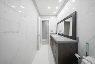 300 NE 175th St in North Miami Beach, FL - Building Photo - Building Photo