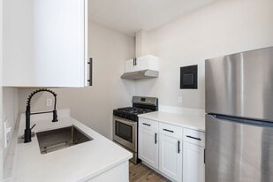 7325 NE Sandy Blvd in Portland, OR - Building Photo