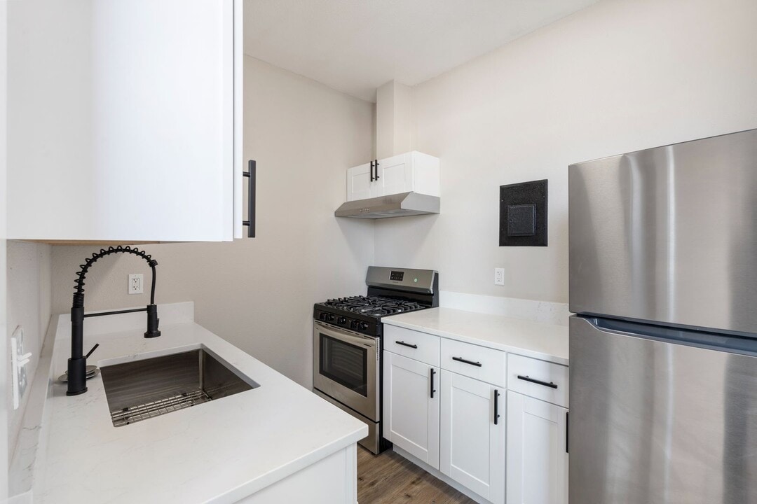 7325 NE Sandy Blvd in Portland, OR - Building Photo