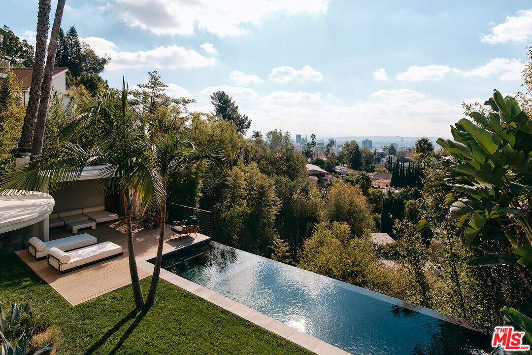 2250 El Contento Dr in Los Angeles, CA - Building Photo