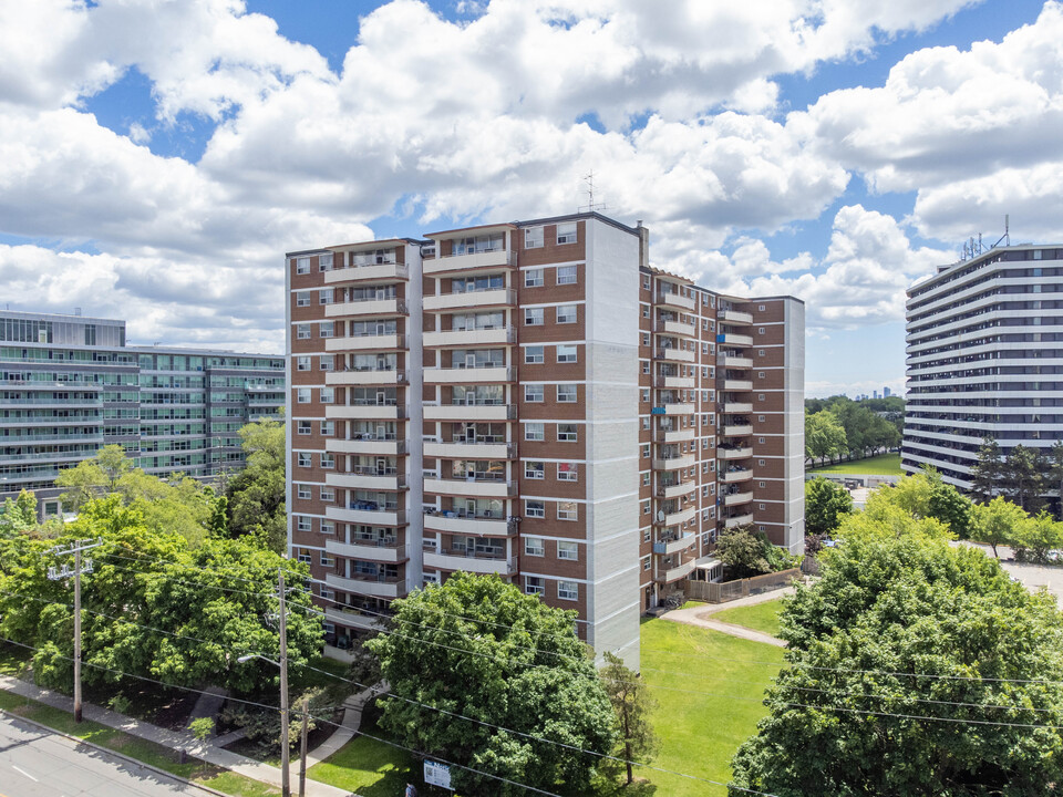 Rosslyn Residence in Toronto, ON - Building Photo