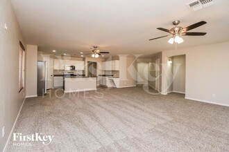 914 W Desert Canyon Dr in San Tan Valley, AZ - Foto de edificio - Building Photo