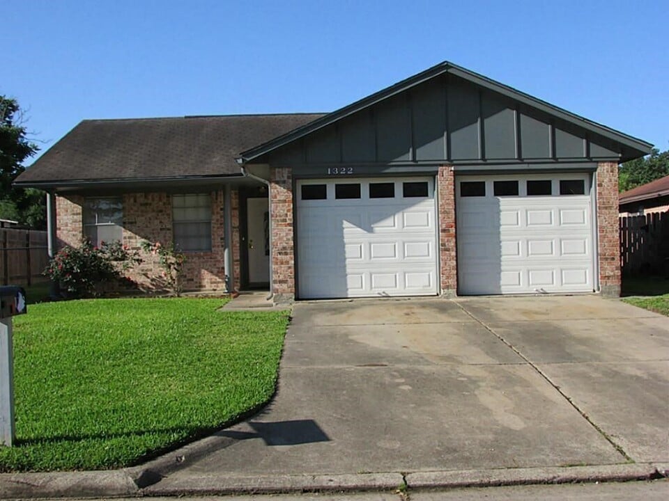 1322 Kappa St in Pasadena, TX - Building Photo