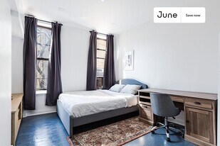 324 1/2 East 8 Street in New York, NY - Building Photo