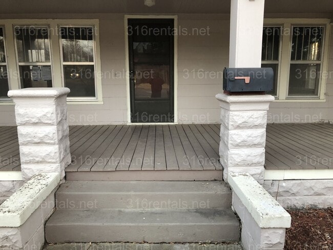 property at 521 E Broadway St