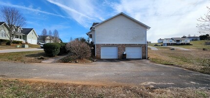 1984 River Vista Cir in Sevierville, TN - Building Photo - Building Photo