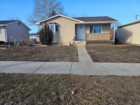 909 Cale Ave in Miles City, MT - Building Photo