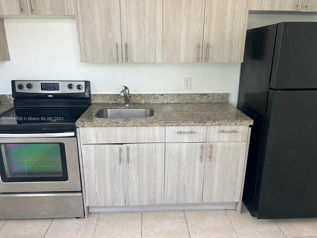 4245 NW 24th Ave-Unit -2 in Miami, FL - Foto de edificio - Building Photo