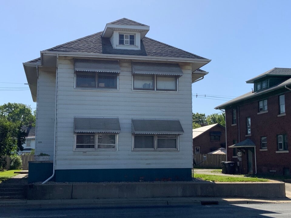 123 N Gilbert St in Danville, IL - Building Photo