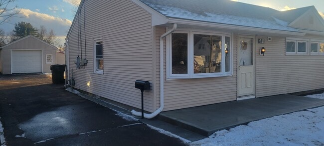 411 Brewer St in East Hartford, CT - Building Photo - Building Photo