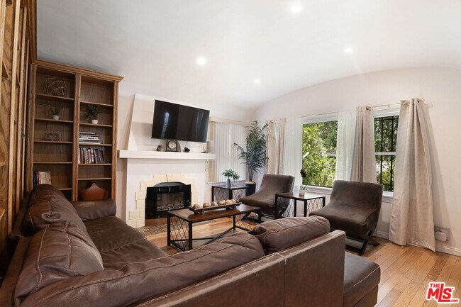 517 N Poinsettia Pl in Los Angeles, CA - Building Photo - Building Photo