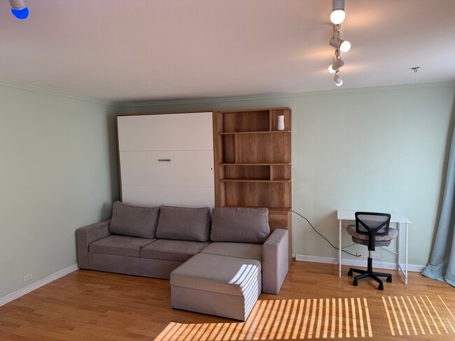 2600 N Hampden Ct in Chicago, IL - Building Photo - Building Photo