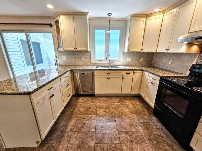 30 Fairfield Ave, Unit Apt. A in Haydenville, MA - Building Photo - Building Photo