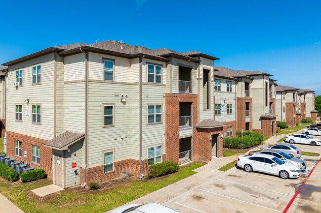 Hutchins Gateway Apartments in Hutchins, TX - Foto de edificio - Building Photo