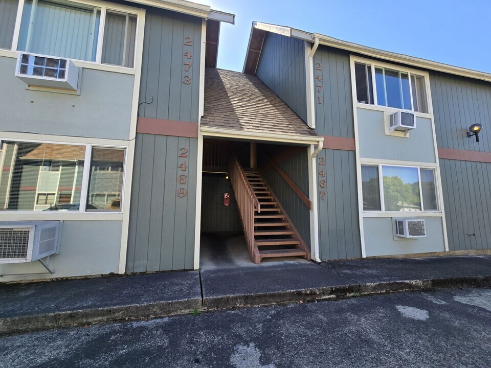 2469 NE Kerr St in Roseburg, OR - Building Photo