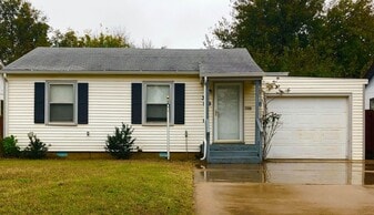 329 E Cottonwood Ave in Enid, OK - Building Photo