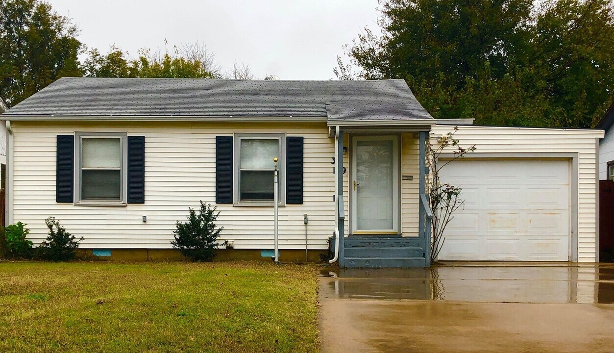 329 E Cottonwood Ave in Enid, OK - Building Photo