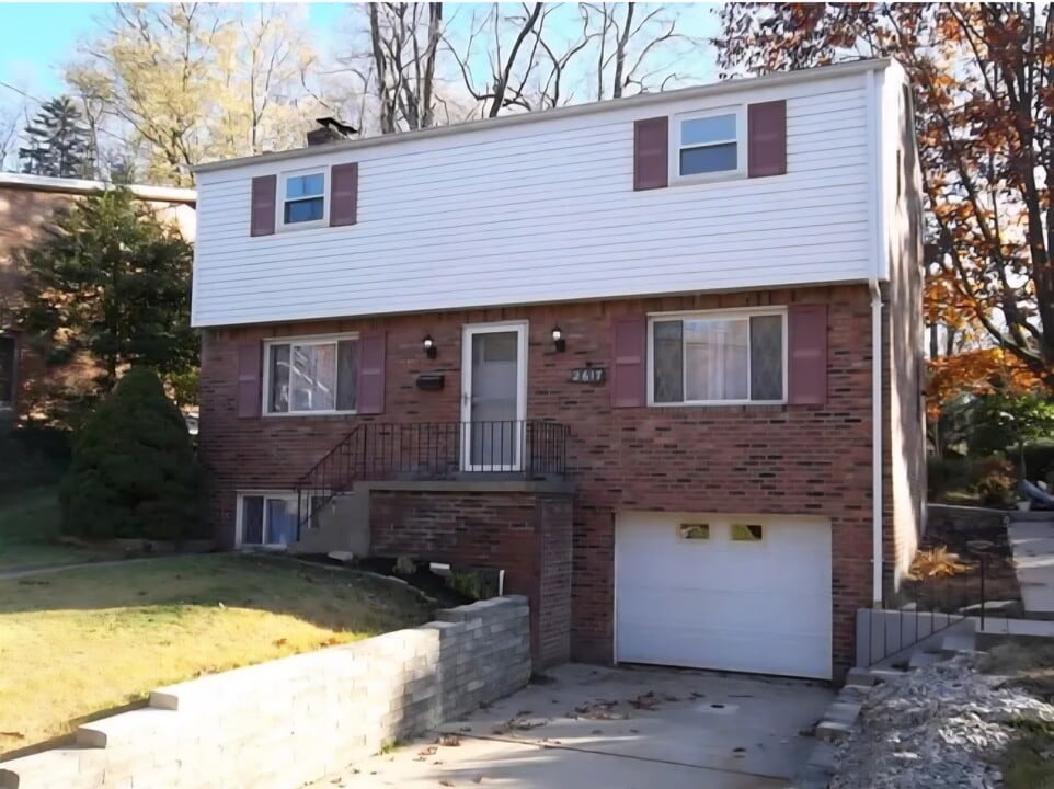 2617 Bethel Crest Dr in Bethel Park, PA - Building Photo