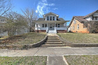 1011 E Unaka Ave in Johnson City, TN - Building Photo - Building Photo