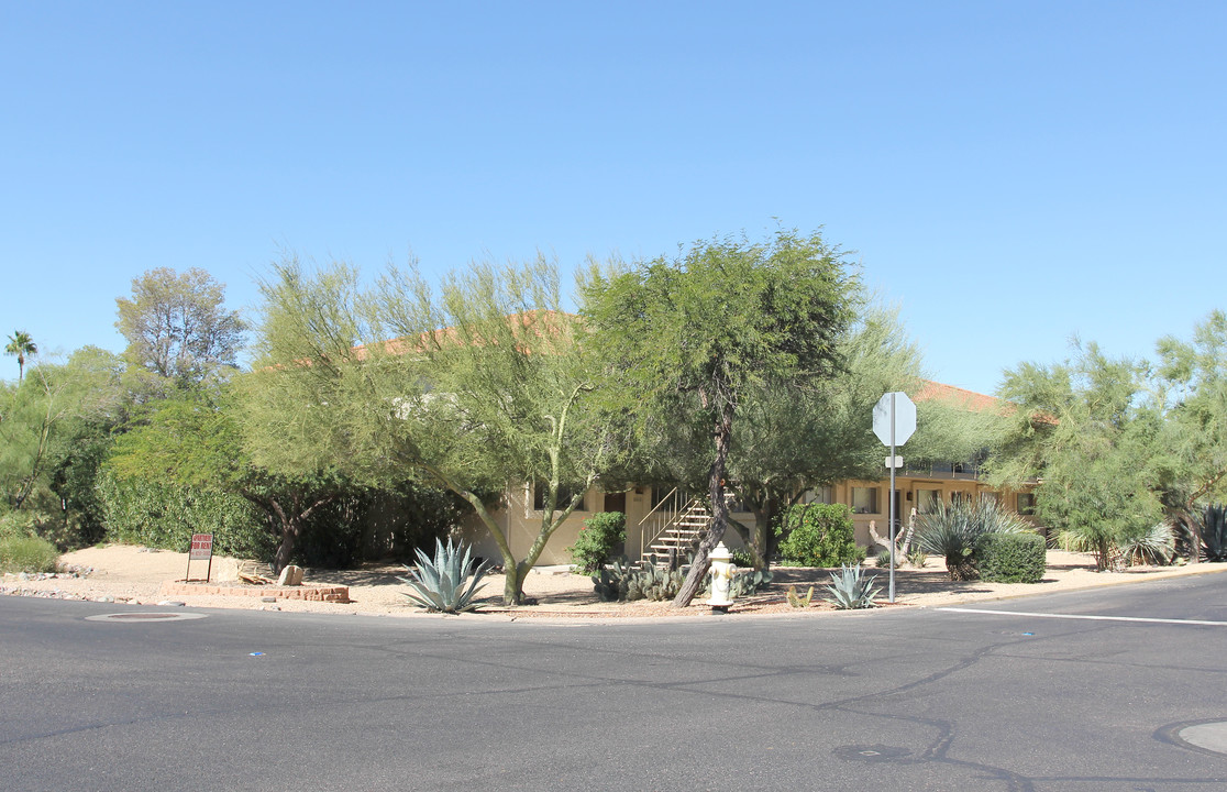 7542 E Carefree Dr in Carefree, AZ - Building Photo