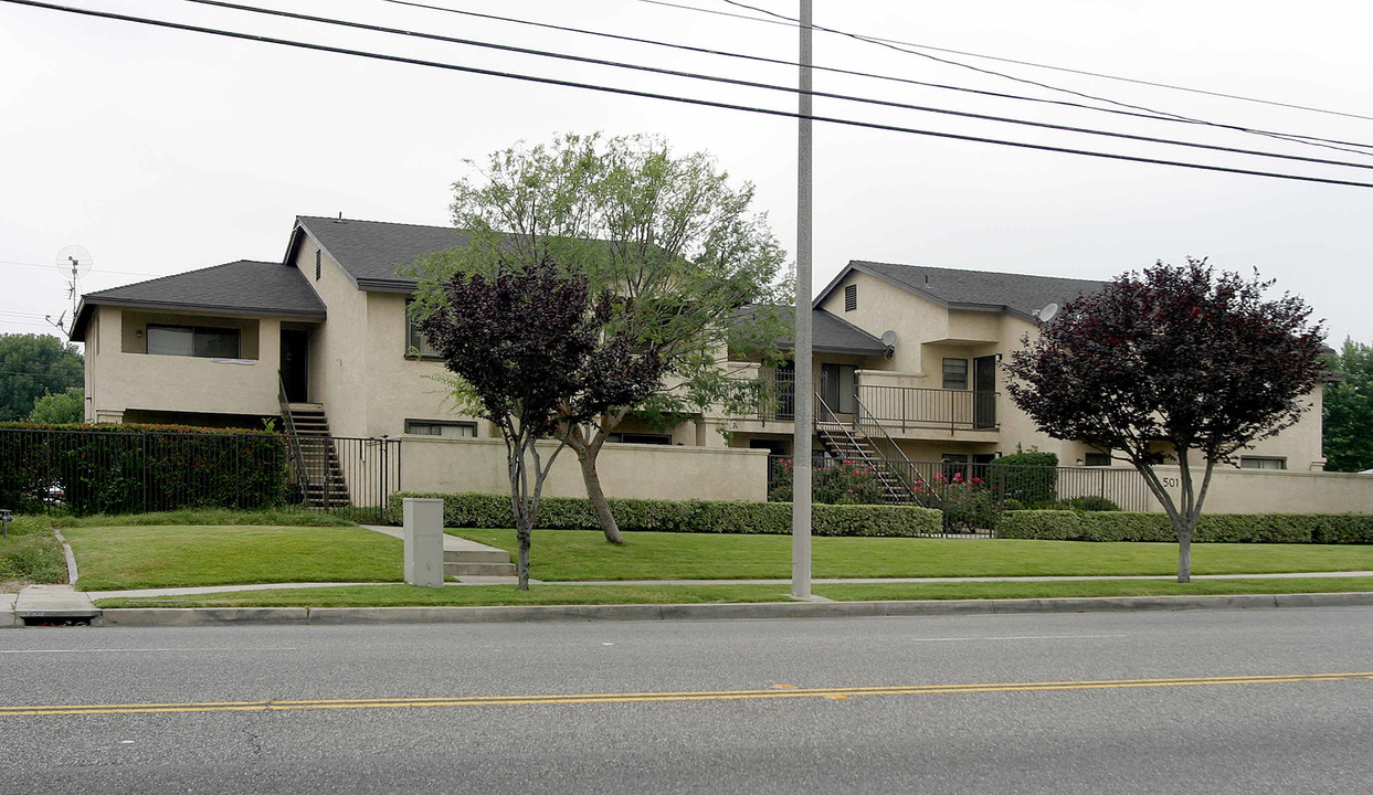 501 N Grove Ave in Ontario, CA - Foto de edificio