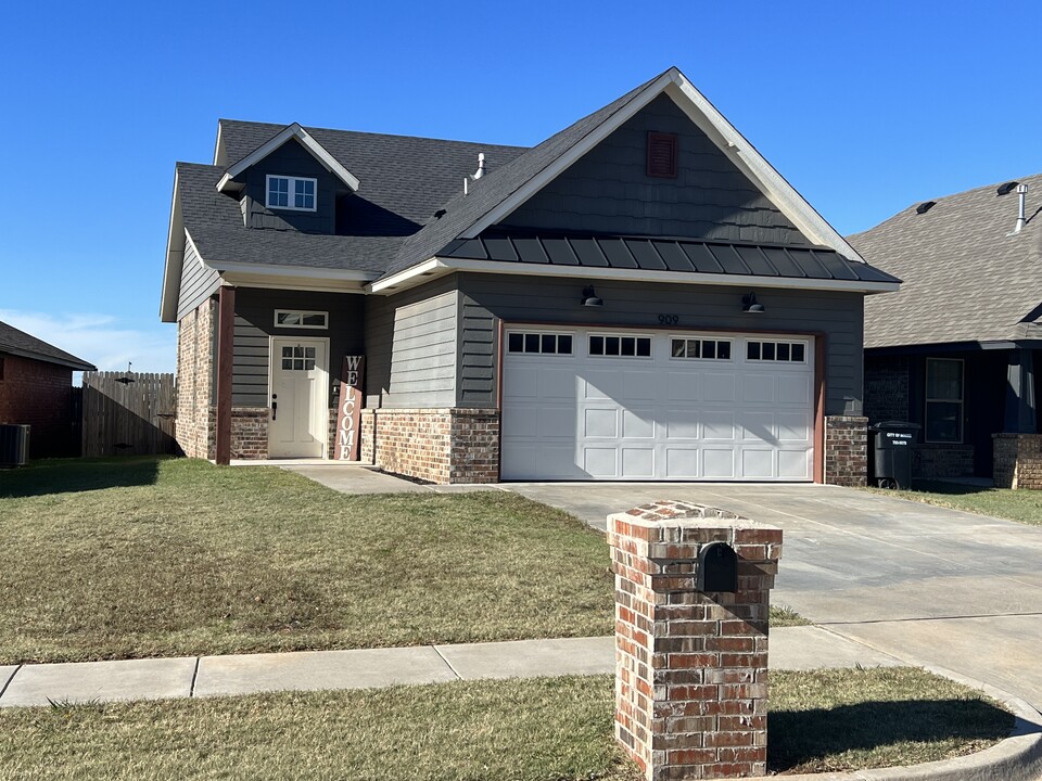 909 St Cecil in Moore, OK - Foto de edificio