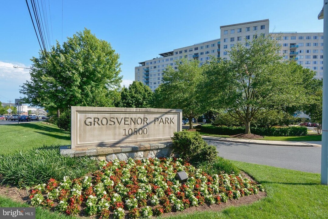 10500 Rockville Pike, Unit 212 in Rockville, MD - Building Photo