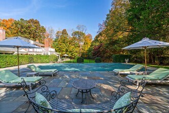 30 Underhill Rd in Locust Valley, NY - Building Photo - Building Photo