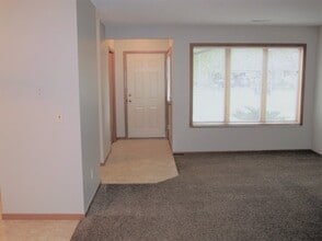 594 W 8th St, Unit A in New Richmond, WI - Building Photo - Building Photo