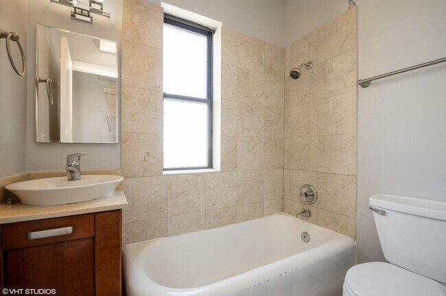 732 W Bittersweet Pl in Chicago, IL - Building Photo - Building Photo