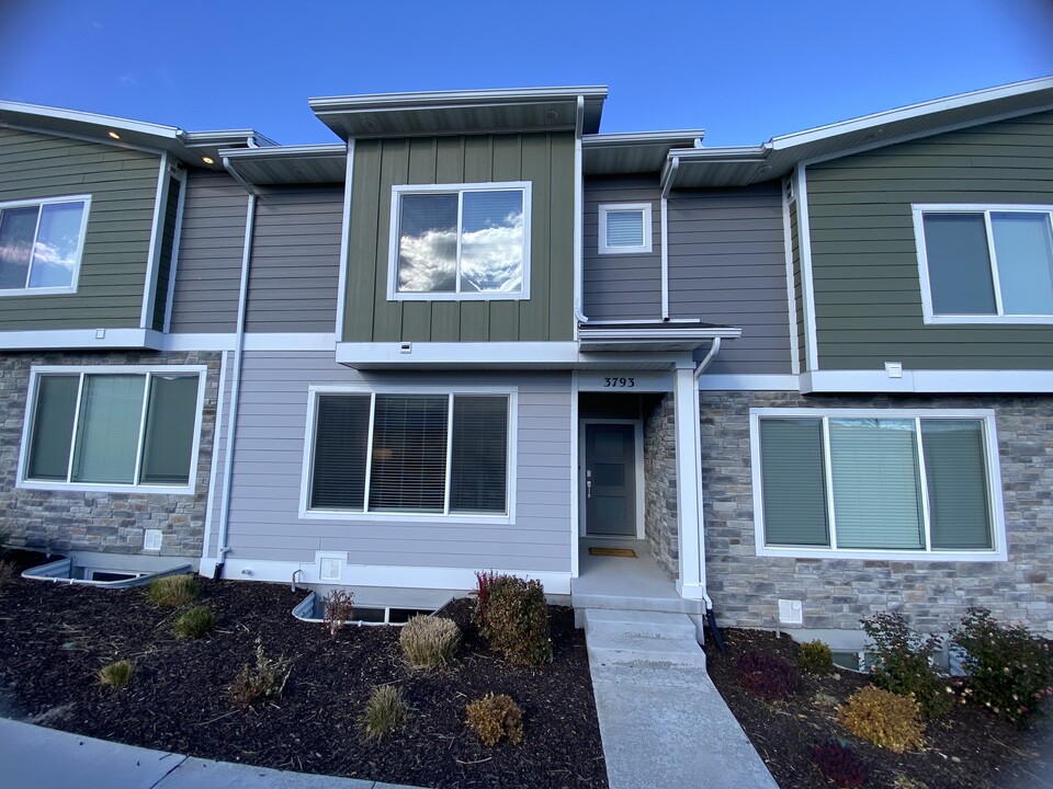 3793 W Soft Whisper Way in Herriman, UT - Foto de edificio